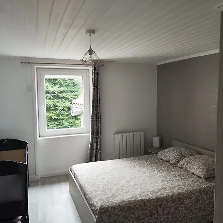 La Maison D'aurélie 4 à 6 Personnes En Auvergne à Saint Remy Sur Durolle Casa vacanze Fracard